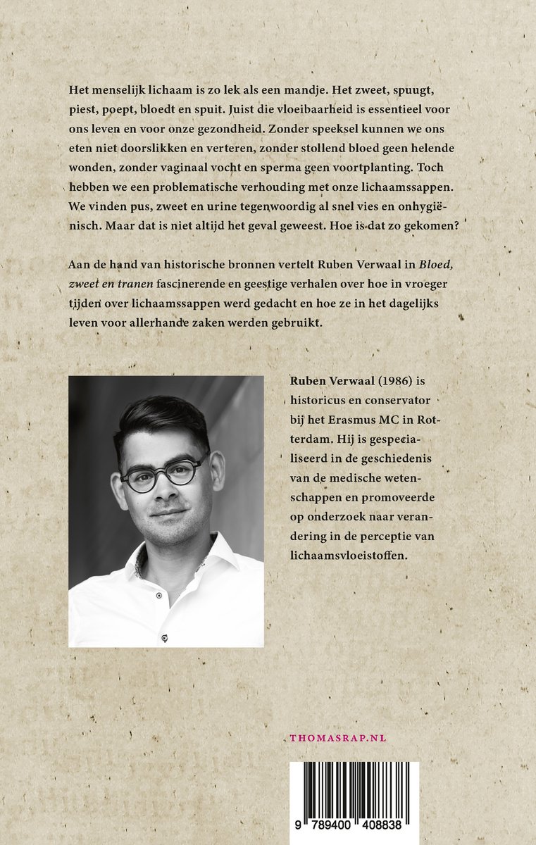 Zwart-wit portret van auteur Ruben Verwaal, met bril en grijs overhemd.