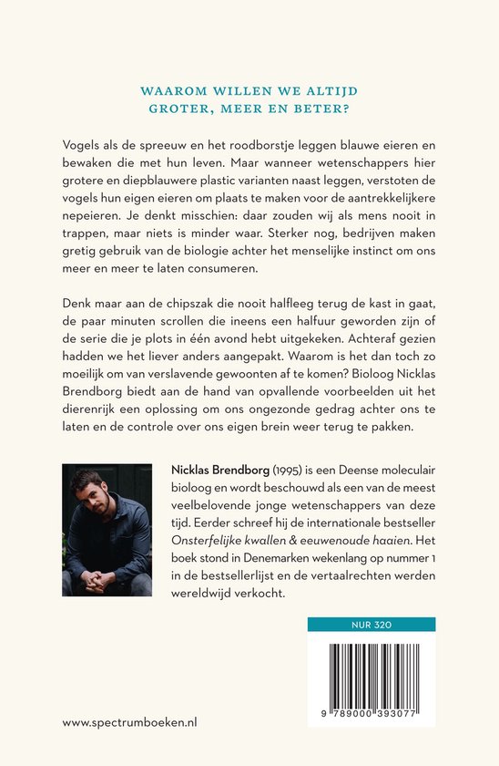 Achterkant van een boek met een portretfoto van Nicklas Brendborg en tekst over zijn boek 'Gewoonte Dieren'.