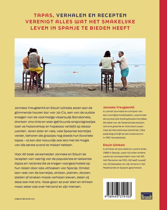 Een paar zit aan een tafel met uitzicht op zee. De tekst luidt 'Tapas, verhalen en recepten'.