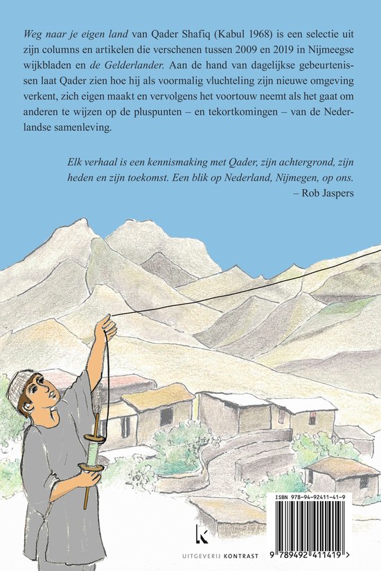 Een jongen met een vlieger in een bergachtig landschap. Achterkant van het boek 'Weg naar je eigen land'.
