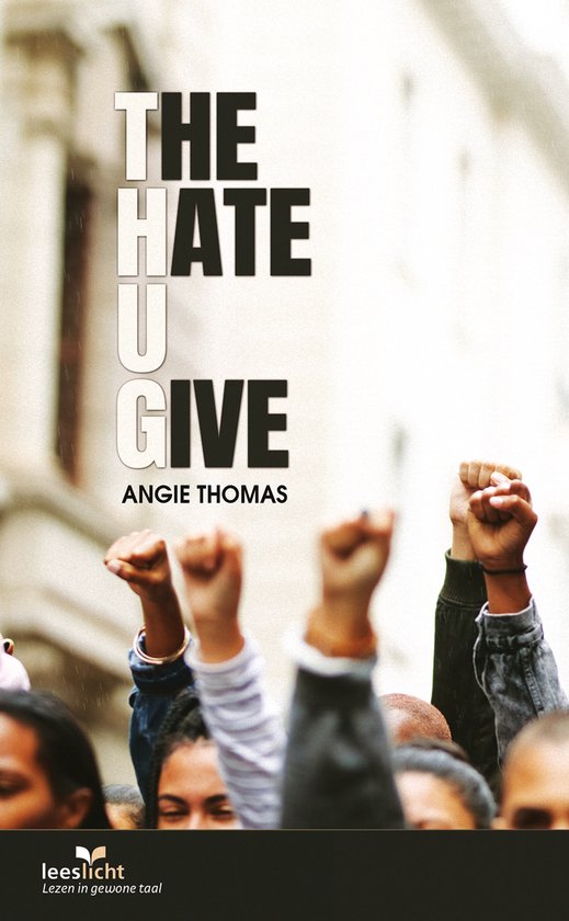 Boekomslag van "The Hate U Give" met de tekst "THE HATE U GIVE". Op de voorgrond gebalde vuisten.