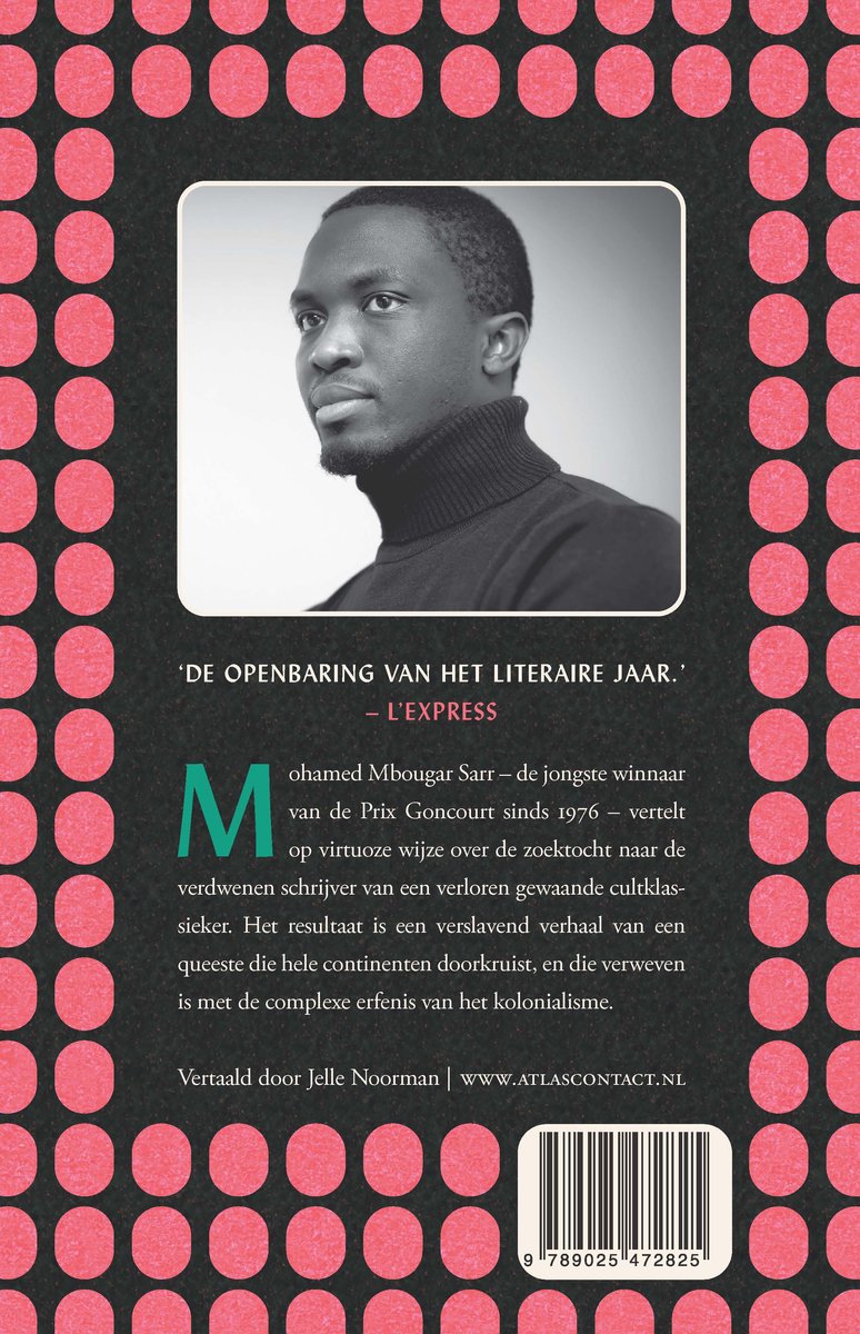 Achterkant boek: Foto van Mohamed Mbougar Sarr met zwarte coltrui, staand voor een boekblok met tekst.