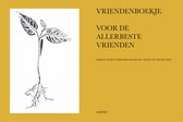 Vriendenboekje voor de allerbeste vrienden. Een zwart-wit tekening van een zaailing met wortels. Tekst: 'Vriendenboekje', 'Voor de allerbeste vrienden', 'Omdat echte vrienden maar op 1 hand te tellen zijn'.