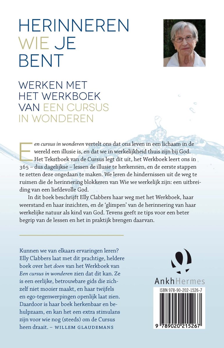 Portret van een oudere vrouw met bril, kijkend naar de camera, boven tekst met de titel "HERINNEREN WIE JE BENT"
