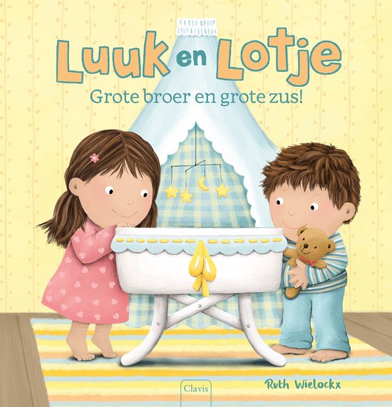 Een jongen en een meisje kijken liefdevol naar een babybedje met een mobiel boven. De jongen houdt een teddybeer vast.