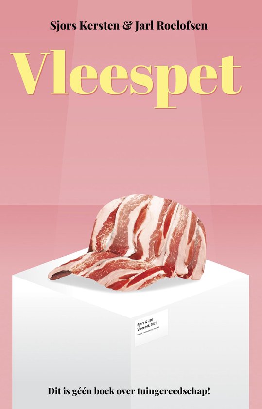 Een pet gemaakt van rauwe varkensspek, gepresenteerd op een witte sokkel met een roze achtergrond. De titel "Vleespet" is in gele letters afgebeeld.
