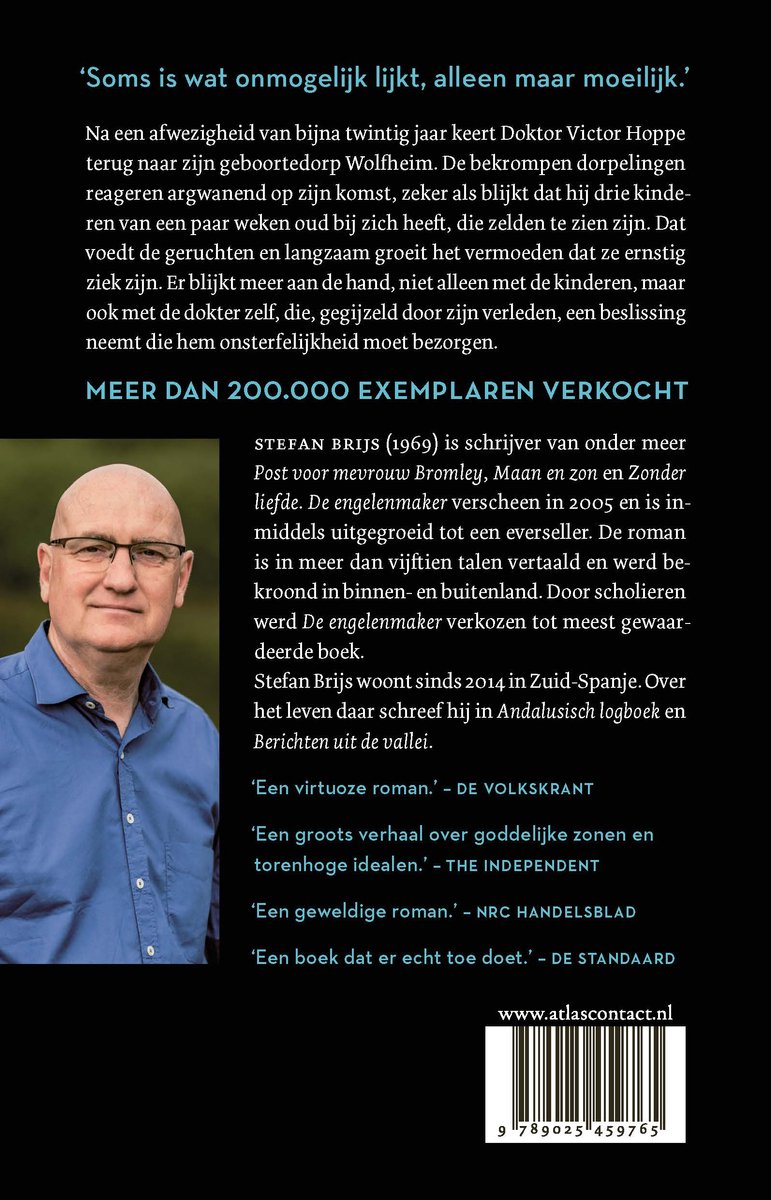 Man met bril en kort grijs haar, gekleed in een blauw overhemd. Tekst: 'MEER DAN 200.000 EXEMPLAREN VERKOCHT'.