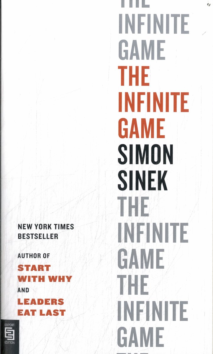 De titel 'THE INFINITE GAME' en de auteur 'SIMON SINEK' staan verticaal op de kaft. Links staat 'NEW YORK TIMES BESTSELLER AUTHOR OF START WITH WHY AND LEADERS EAT LAST'.