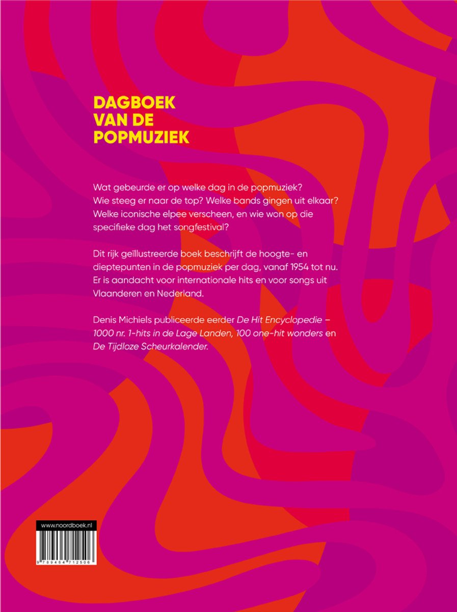 Achterkant van een boek met tekst over popmuziek op een roze en oranje achtergrond met golvende patronen.