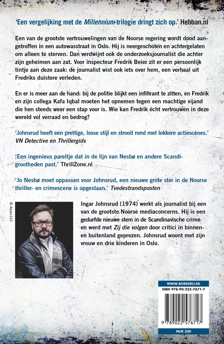 Man met baard en bril draagt donkere jas en sjaal. Achtergrond boek met tekst over Ingar Johnsrud.
