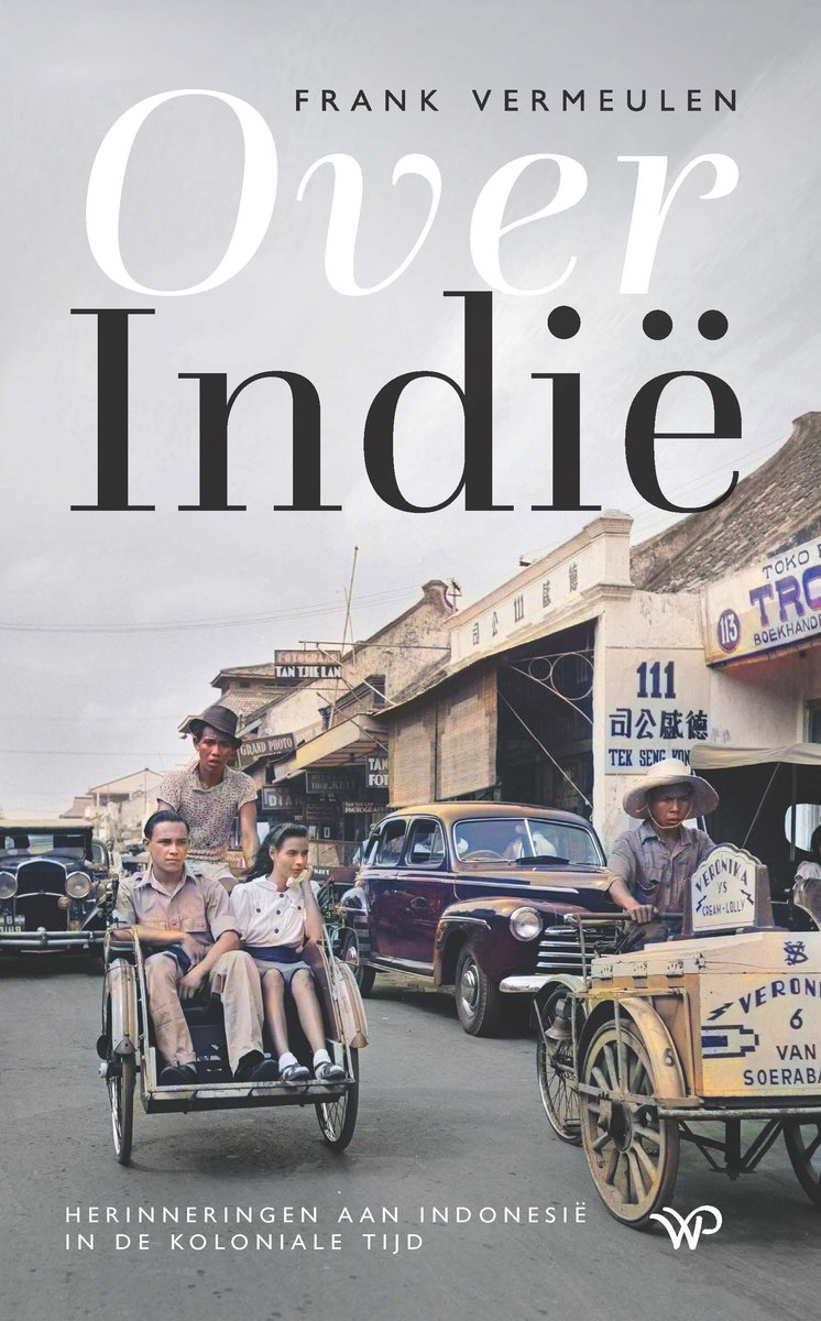 Boekomslag 'Over Indië' met een straatscène uit Indonesië met riksja's en auto's.