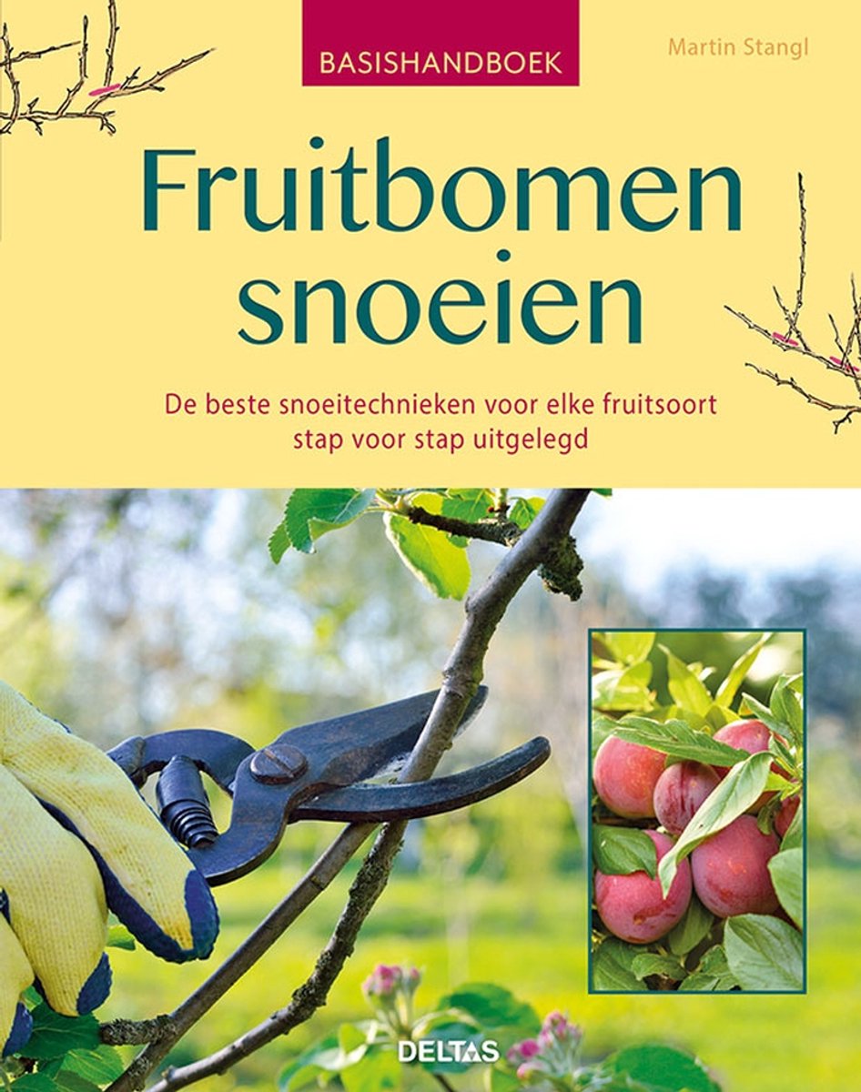 Een illustratie van een tuinier die met een snoeischaar in de hand een boom snoeit, met een close-up van pruimen en appels.