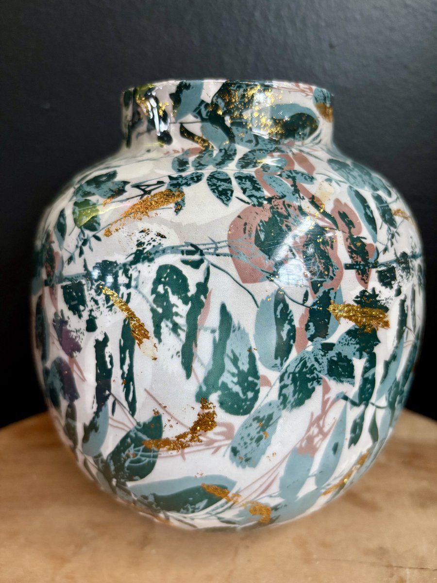 Vaas | Print en goud effecten | Buxus & Gold | Woonaccessoires | Woonaccessoire | Decoratief | Deco | Decoratie | Sfeer | Interieur | Wonen | Woon | Woning | Inrichting | Woninginrichting | Bloemen | Bloemvaas | Vrouwen | Mannen | Gaaf