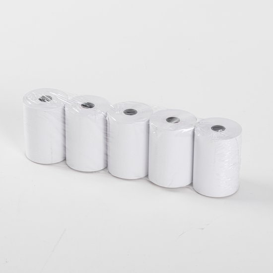 Vijf witte papieren rollen, verpakt in plastic folie.