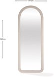 Een staande ovale spiegel, 160 cm hoog en 60 cm breed, met een witte fluwelen lijst.