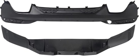 Zwarte achterbumper en carbonfiber diffuser met ventilatie-uitsparingen.