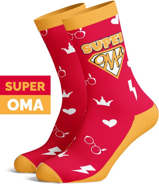 Paar rode sokken met gele tenen en boord, met witte symbolen: brillen, kronen, hartjes, bliksemschichten en "SUPER OMA"-logo. Textielverpakking met "SUPER OMA".