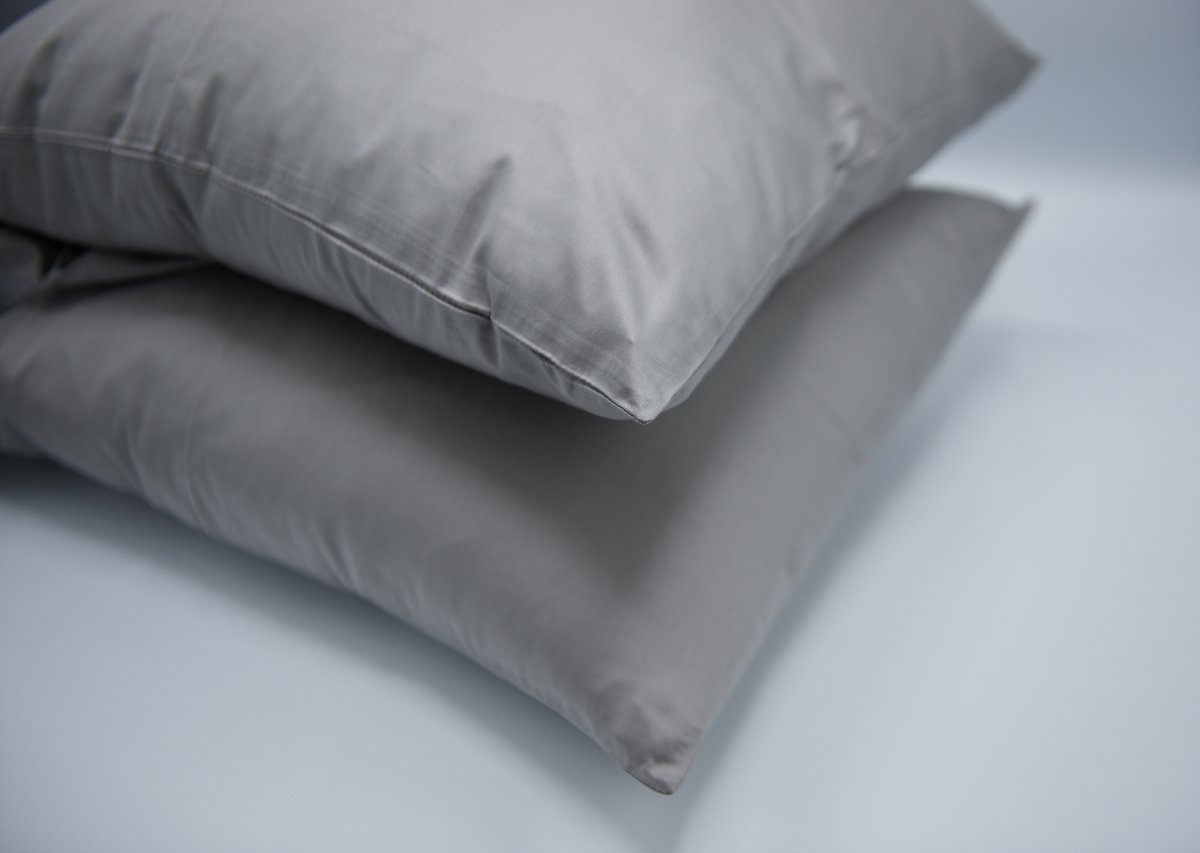 Luxe Satijnzachte Katoenen Kussenslopen – 100% Katoen met Zijdezachte Glans – Ademend & Hypoallergeen – Set van 2 – (Afmetingen: 48x74 cm, Zilvergrijs)