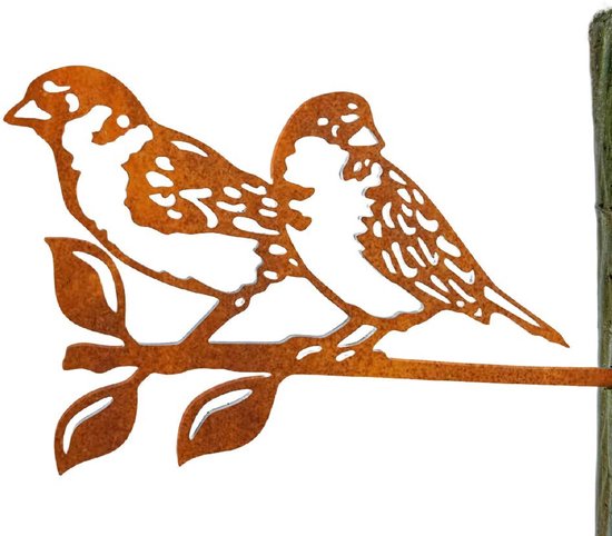 Roestbruin metalen silhouet van twee gedetailleerde mussen op een tak, met uitgesneden verenpatronen.