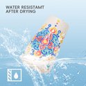 Een beschilderde vaas met een kleurrijk patroon, met waterstralen eromheen. Toont waterbestendigheid van de inkt.