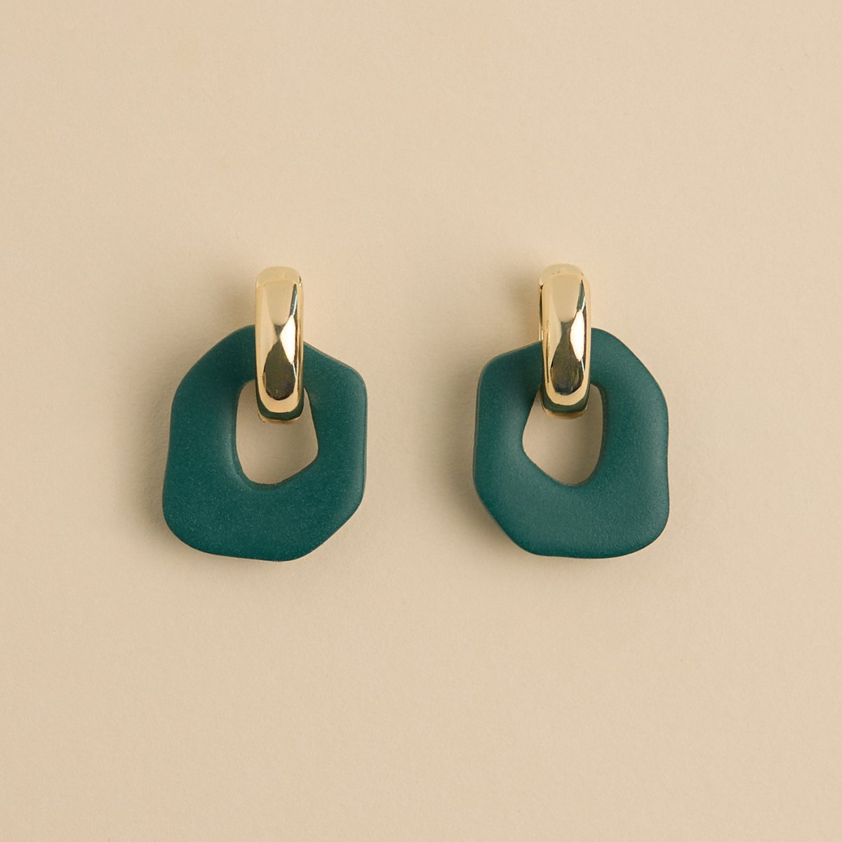 Daria Hoepel oorbellen | Handgemaakte Klei | met 18K vergulde hoepel | één paar. |Daria Hoop Earrings | LYHO Jewelry Handmade Clay | Daria pendants in color Pine green, paired with 18K Gold Plated hoop | one pair.
