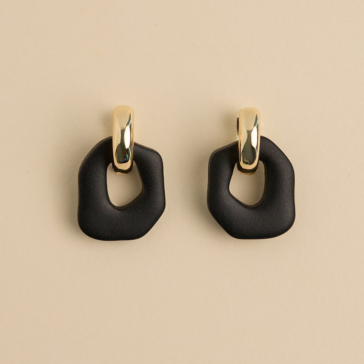 Daria Hoepel oorbellen -zwart Hangers met Gouden oorbellen -4,5 x 1,5 cm -Stainless Steel -Waterproof earrings -Nikkel vrij -LYHO sieraden -zwart / Goud -Kerst cadeau -Sinterklaas cadeau -Valentin -Moederdag -Handgemaakte oorbellen van klei