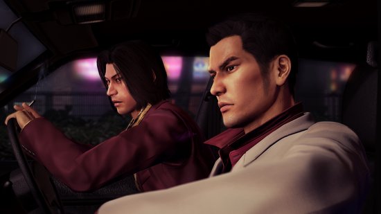 Twee mannen zitten in een auto, één rijdt, de ander kijkt naar rechts. De achtergrond is een nachtelijke stad.