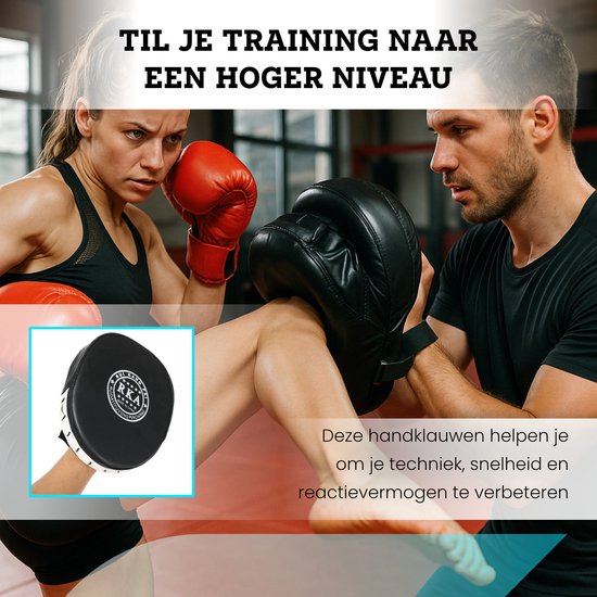 Man en vrouw trainen met bokspads, vrouw trapt op een pad gedragen door man