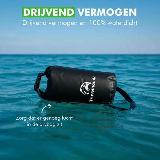 Zwarte Travelhawk drybag drijft op het water. De tas is 100% waterdicht.