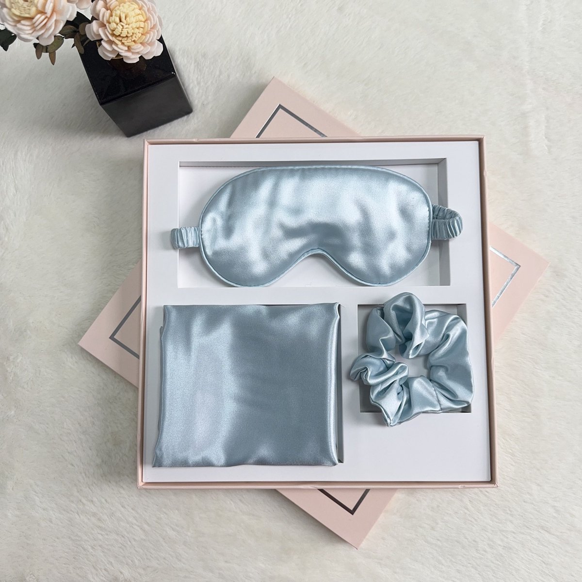 Maxium - Satijnen slaapmasker - Satijnen slaapkussen - Satijnen scrunchie - Blauw - Inclusief box - Kussenhoes - Oogmasker - Satin Mask - Anti Rimpel - Anti Pluis - Kussensloop