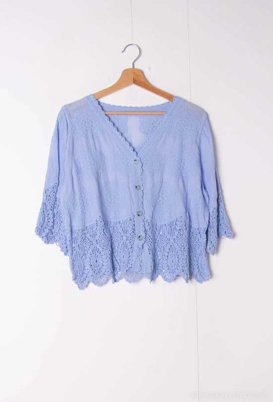 Boléro bleu ciel en crochet avec boutons, motif floral, manches trois quarts et bordure en dentelle.