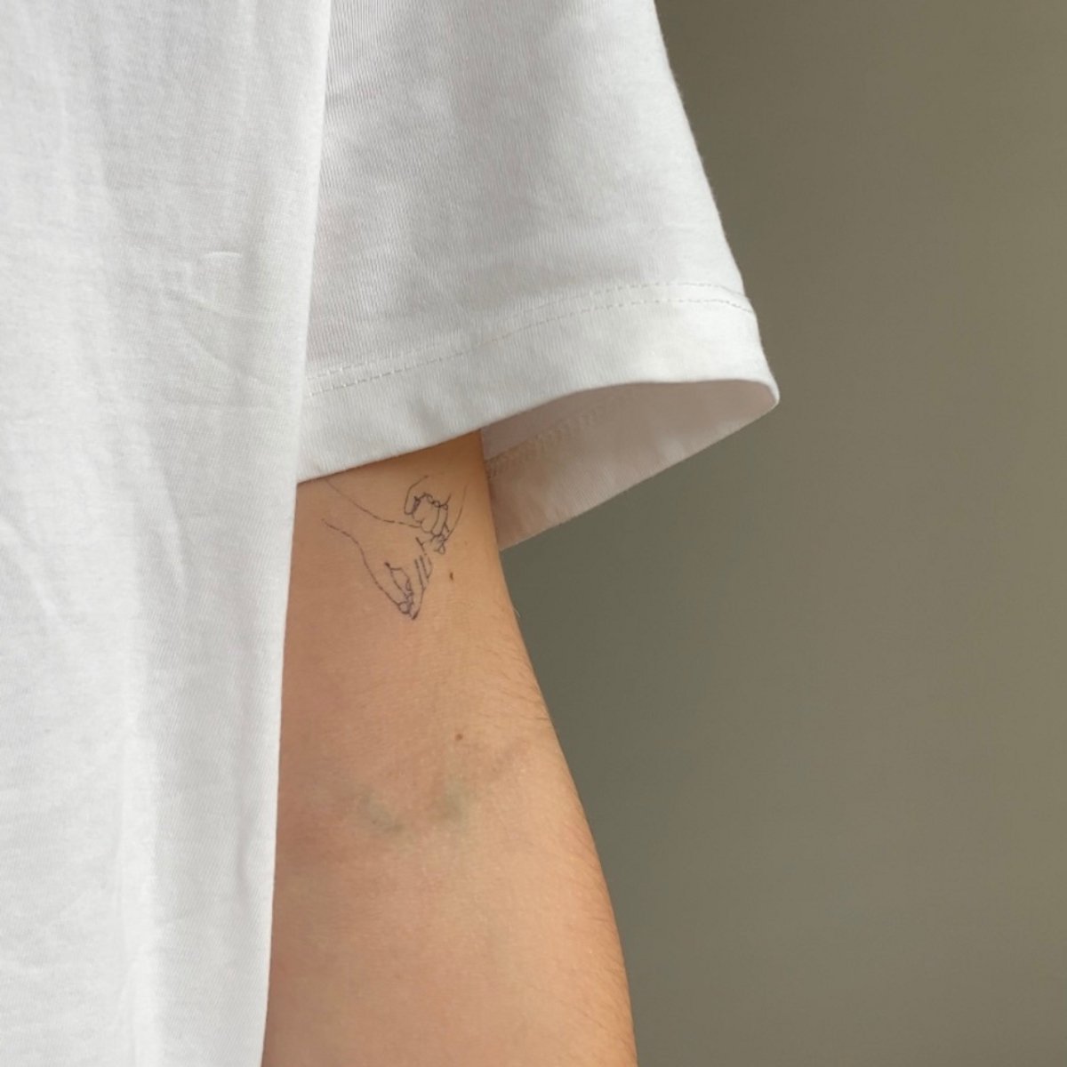 Tijdelijke tattoo pinky promise | Neptattoo volwassenen | Tijdelijke tattoo voor volwassenen | Temporary tattoo | Plaktattoos voor volwassenen | Neptattoos | Probeer zorgeloos een tattoo | tattforaweek