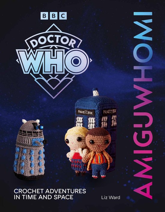Boek 'AmiguWHOmi: Crochet Adventures in Time and Space' met gehaakte Doctor Who-personages: Dalek, een blonde en een donkere figuur bij een blauwe telefooncel.