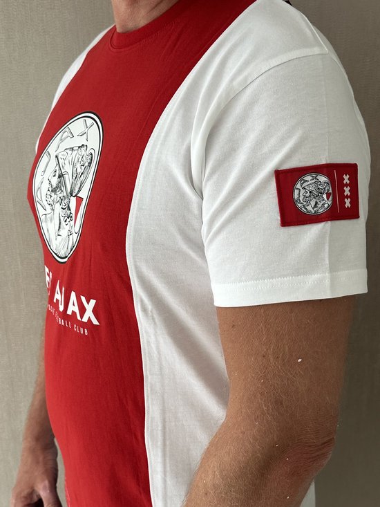 Wit T-shirt met rode baan op de voorkant en een Ajax-logo op de mouw.