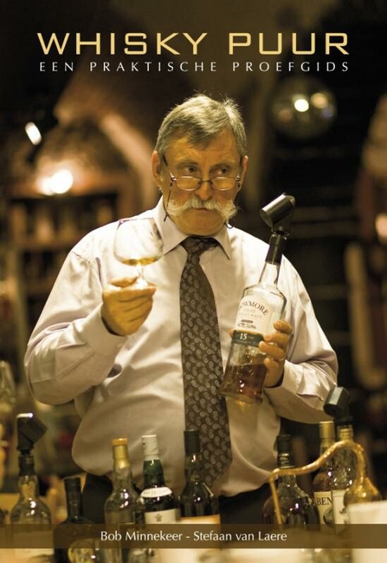 Een man met snor en stropdas houdt een glas whisky en een fles vast. Tekst: WHISKY PUUR.