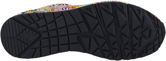 Semelle d'une basket multicolore avec profil géométrique et logo Skechers.