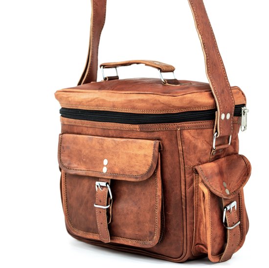 Sac en cuir marron avec poignée, bandoulière, fermeture éclair et rabats à boucle.