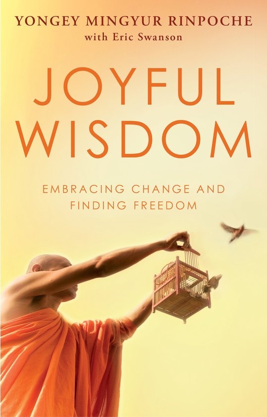 Un moine en robe orange tient une cage ouverte avec un oiseau qui s'envole. "Joyful Wisdom - Embracing Change and Finding Freedom" par Yongey Mingyur Rinpoche.