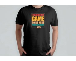 Omslag van I Paused My Game To Be Here - T Shirt - VideoGames - GamingLife - GamerForLife - Videospelletjes - GamerLeven - SpelletjesTijd - GameAan - RetroSpellen