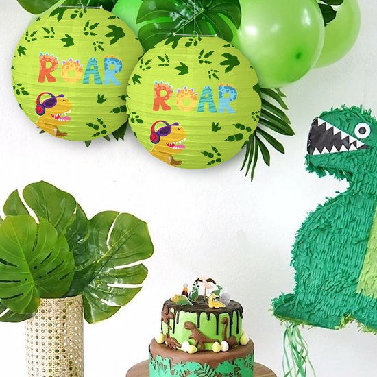 Groene lampionnen met dinosaurussen en de tekst 'ROAR'. Naast een dinosaurus piñata.