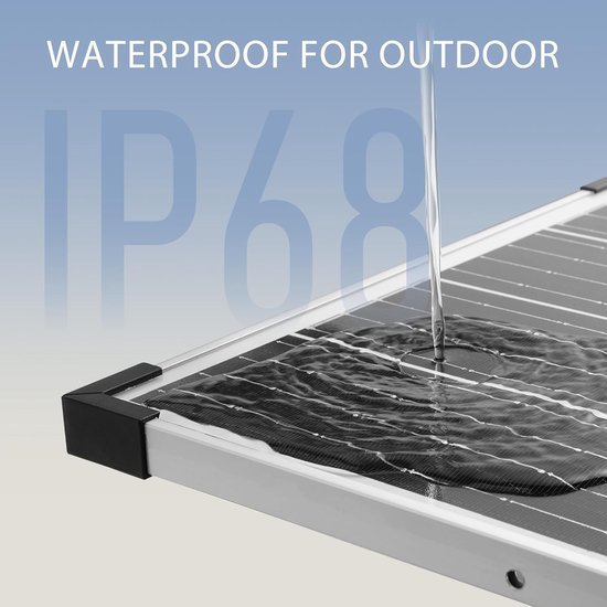 Zonnepaneel met een strak aluminium frame, zwart met fijne lijnen, terwijl water over de hoek stroomt.