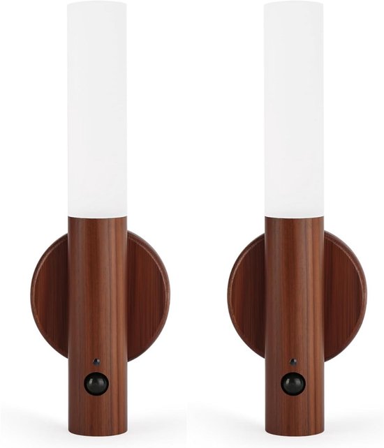 Twee oplaadbare wandlampen met cilindrische witte lampenkappen en ronde, donkerhouten bases met zwarte schakelaar.