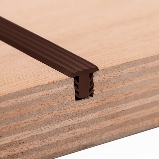 Bruin antislip T-profiel met ribbels, ingefreesd in hout.