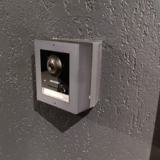 Kit interphone vidéo IP complet Hikvision DS-KIS602 avec DS-KD8003-IME1, DS-KH6320-WTE1 en saillie, commutateur PoE et carte SD