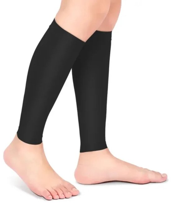 Blote benen met zwarte compressiekousen tot onder de knie.