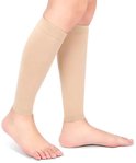 Blote benen met beige compressiekousen tot onder de knie.