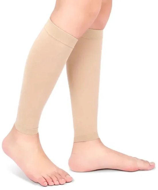 Blote benen met beige compressiekousen tot onder de knie.
