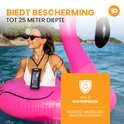Vrouw met zonnebril in opblaasbare flamingo, draagt zwart Drivv. telefoonhoesje, toont IPX-8 waterdichtheid.