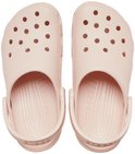 Roze Crocs klompen met perforaties aan de bovenkant.