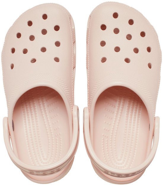 Roze Crocs klompen met perforaties aan de bovenkant.